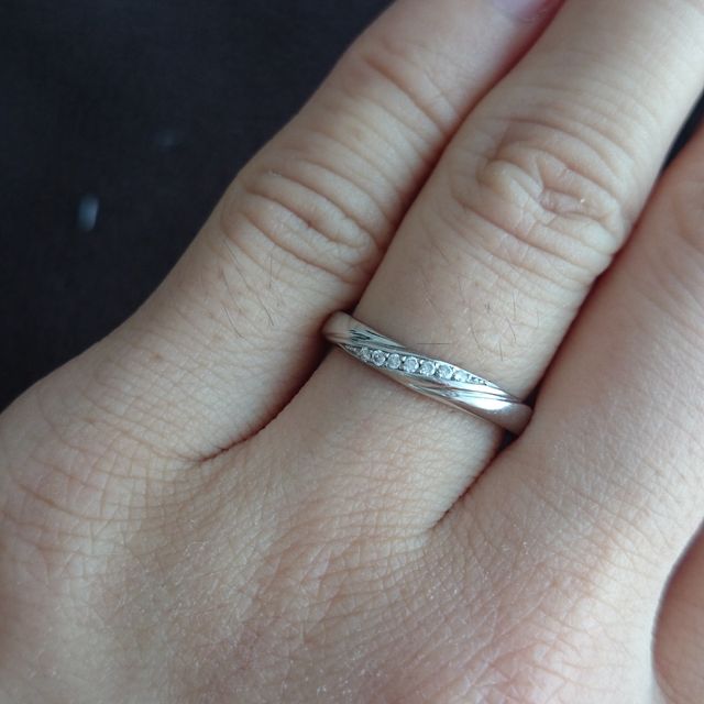 【4℃ BRIDAL(ヨンドシーブライダル)の口コミ】 この指輪の購入の決め手は、シンプルだけど、石が入っているので高級感も…