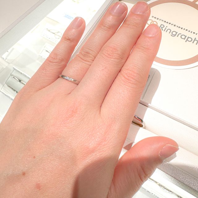 【Ponte Vecchio(ポンテヴェキオ)の口コミ】 石の配置が綺麗なこととミル打ちが細かいところに惹かれました。華奢で繊…