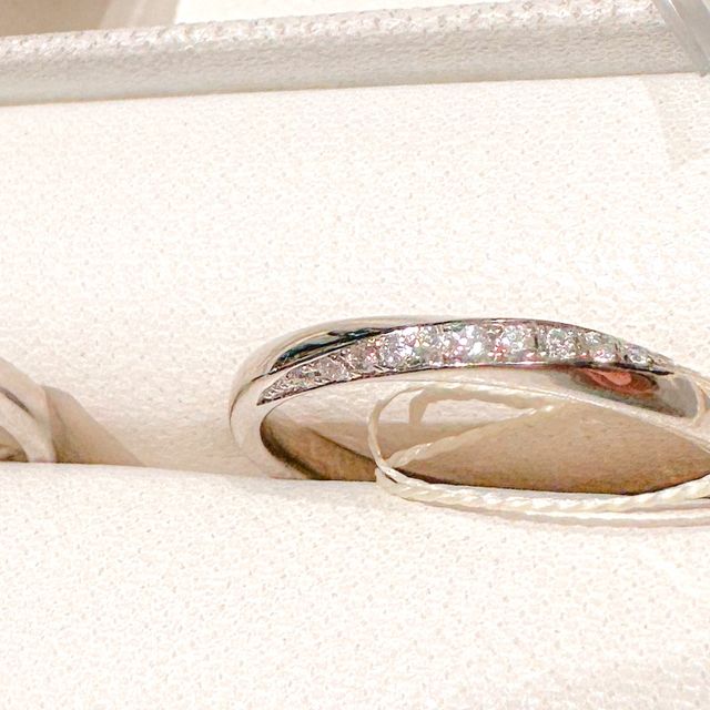 【Ponte Vecchio(ポンテヴェキオ)の口コミ】 石の配置が綺麗なこととミル打ちが細かいところに惹かれました。華奢で繊…
