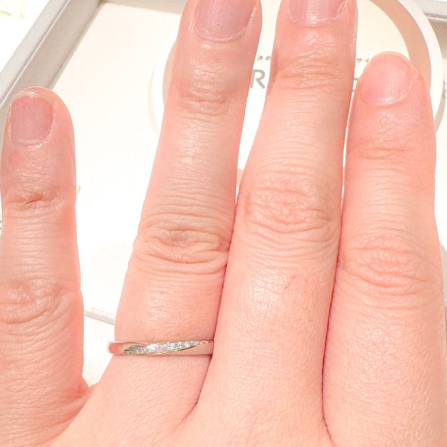 【Ponte Vecchio(ポンテヴェキオ)の口コミ】 石の配置が綺麗なこととミル打ちが細かいところに惹かれました。華奢で繊…