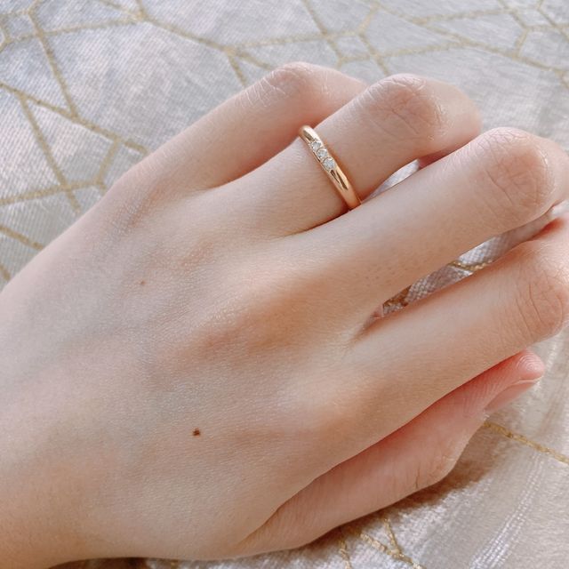 【4℃ BRIDAL(ヨンドシーブライダル)の口コミ】 シンプルで飽きのこないものがいいなと思い探していました。普段からゴー…