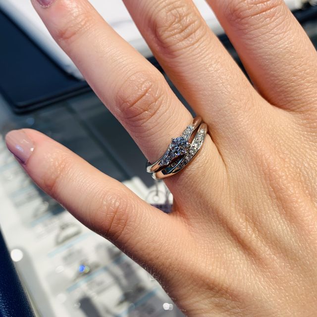 【銀座ダイヤモンドシライシの口コミ】 ブランドおよびデザイン重視です。若すぎず、派手すぎず、それでいてゴー…