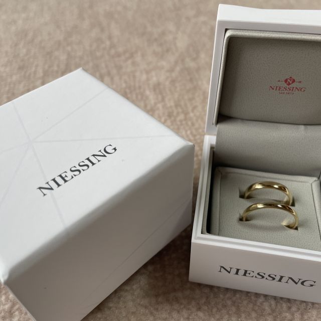 【NIESSING(ニーシング)の口コミ】 最初からゴールドの指輪と決めていて、たくさんの形、色、太さの指輪を見…