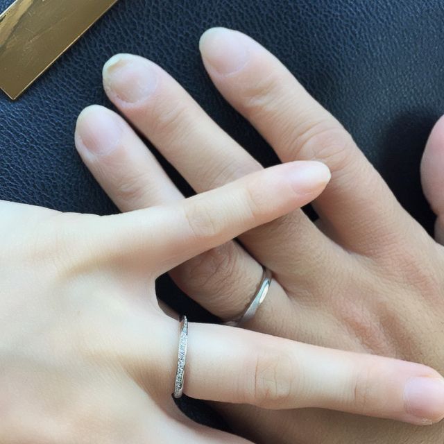 【銀座ダイヤモンドシライシの口コミ】 最初は色々な指輪を見て悩みながら選んでいたのですが、シンプルなデザイ…