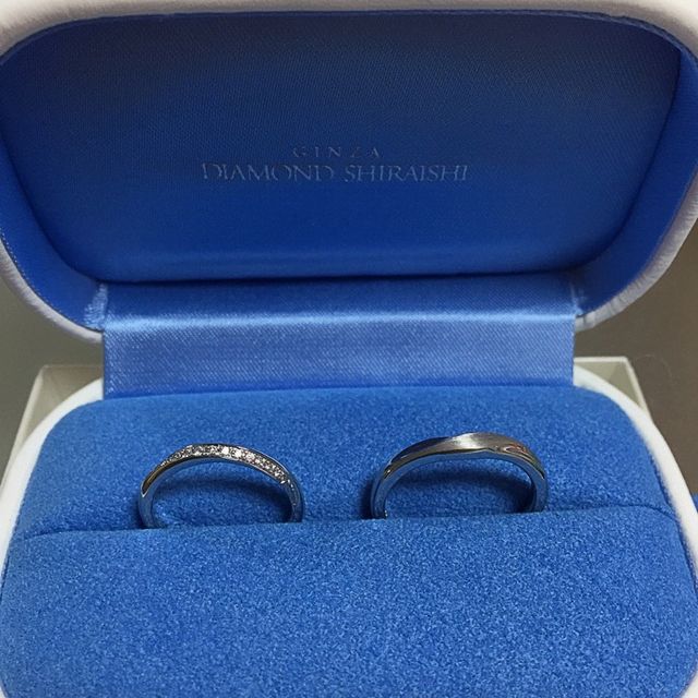 【銀座ダイヤモンドシライシの口コミ】 最初は色々な指輪を見て悩みながら選んでいたのですが、シンプルなデザイ…