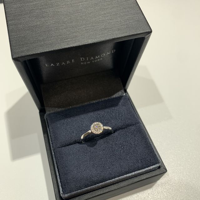 【ラザール ダイヤモンド(LAZARE DIAMOND)の口コミ】 シンプルな王道のデザインで飽きの来ないもの、かつ予算内でダイヤモンド…