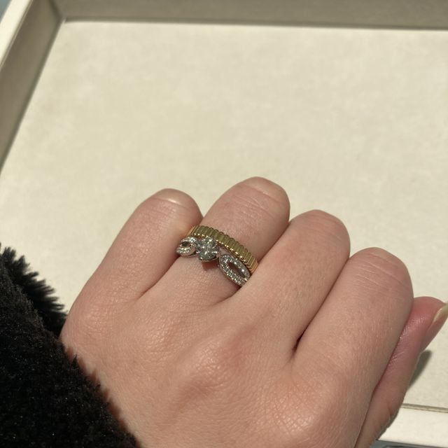 【ブシュロン(BOUCHERON)の口コミ】 デザイン性とスタッフの丁寧な対応。
デザインは、パリにかかる橋からイン…