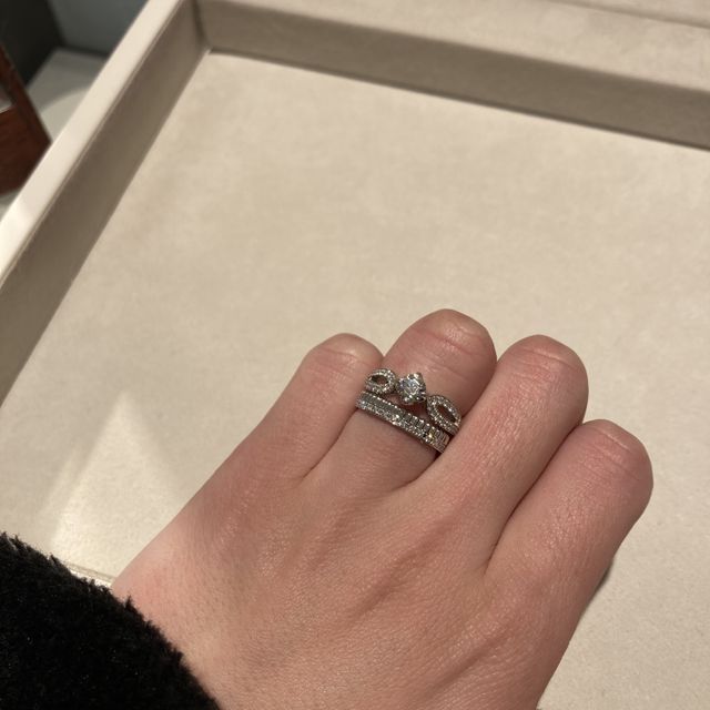 【ブシュロン(BOUCHERON)の口コミ】 デザイン性とスタッフの丁寧な対応。
デザインは、パリにかかる橋からイン…