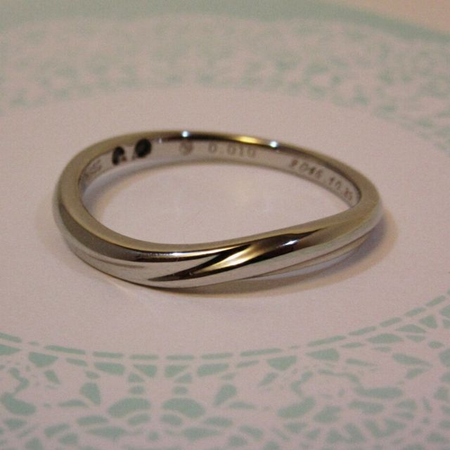 【銀座ダイヤモンドシライシの口コミ】 ”Shell Venus”の婚約指輪を選び
彼女に結婚指輪とセットでは…