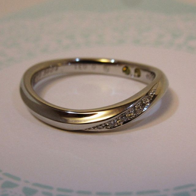 【銀座ダイヤモンドシライシの口コミ】 ”Shell Venus”の婚約指輪を選び
彼女に結婚指輪とセットでは…