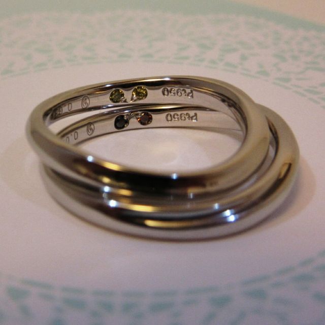 【銀座ダイヤモンドシライシの口コミ】 ”Shell Venus”の婚約指輪を選び
彼女に結婚指輪とセットでは…