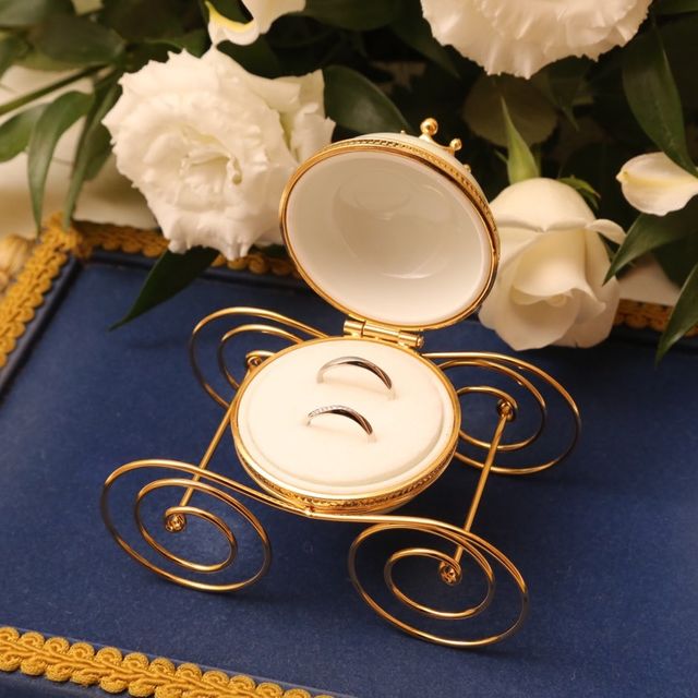 【4℃ BRIDAL(ヨンドシーブライダル)の口コミ】 指が細く見えるようにS字ラインの物で、なおかつダイヤが埋め込まれていて…