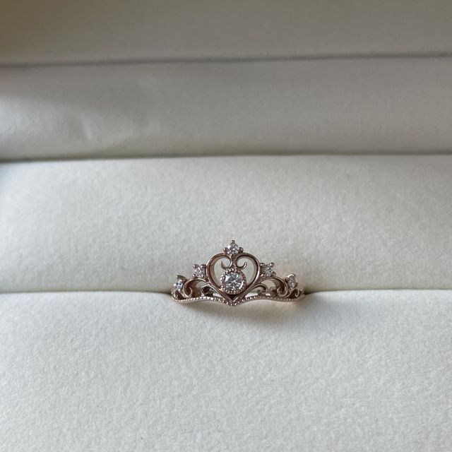 【ケイウノ ブライダル(K.UNO BRIDAL)の口コミ】 デザインがティアラの形になっていて、可愛さに一目惚れしました。婚約指…