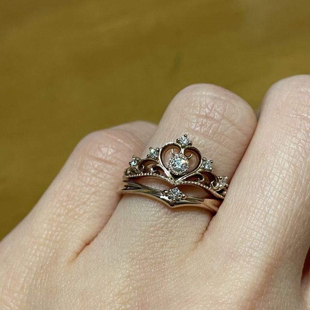 【ケイウノ ブライダル(K.UNO BRIDAL)の口コミ】 デザインがティアラの形になっていて、可愛さに一目惚れしました。婚約指…