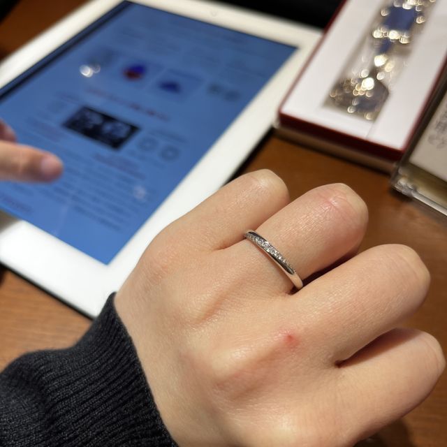 【TRECENTI(トレセンテ)の口コミ】 デザイン性がシンプルでありながら、オシャレな一面もある指輪を探してい…