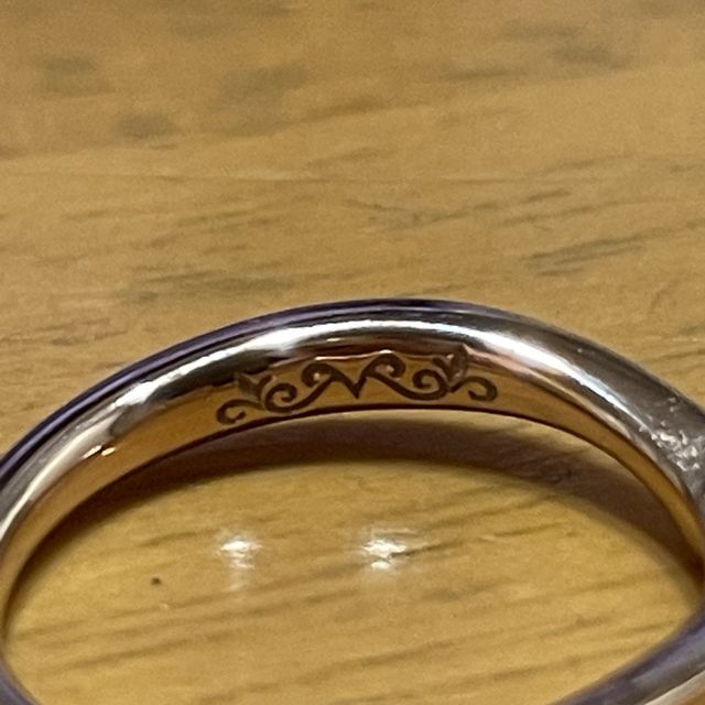 【ケイウノ ブライダル(K.UNO BRIDAL)の口コミ】 婚約指輪と重ね着けができるものを探していました。最初はストレートタイ…