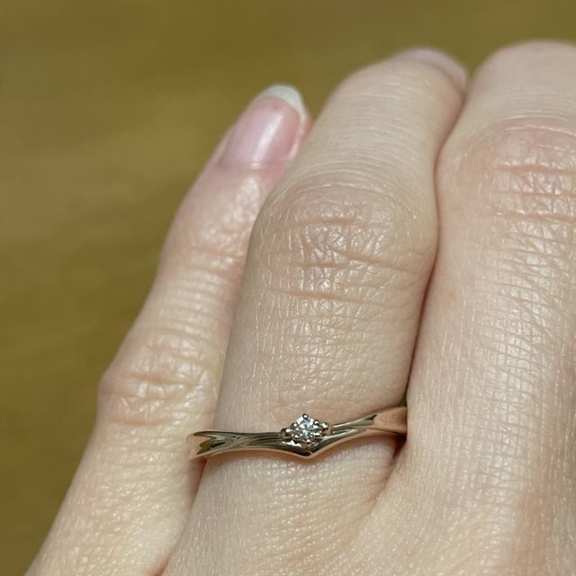 【ケイウノ ブライダル(K.UNO BRIDAL)の口コミ】 婚約指輪と重ね着けができるものを探していました。最初はストレートタイ…