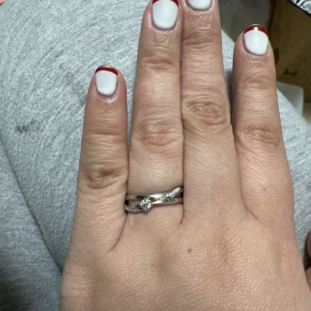 【アイプリモ(I-PRIMO)の口コミ】 先に婚約指輪を決め、その後に結婚指輪を決めました。何よりも重ね付けし…