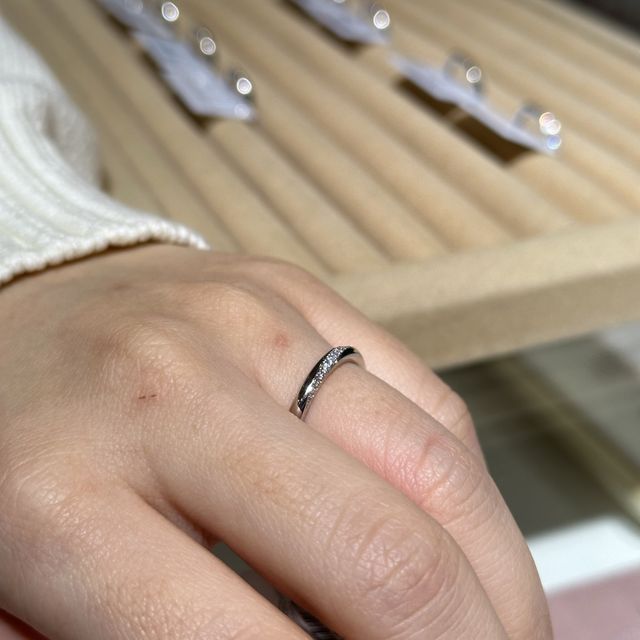 【TRECENTI(トレセンテ)の口コミ】 ストレートタイプかつ斜めにダイヤが入ったデザインを探していたのですが…