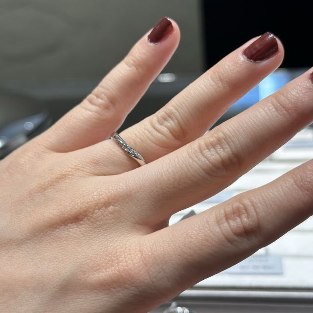 【アイプリモ(I-PRIMO)の口コミ】 ストレート型に斜めにメレダイヤが入った形を探していたのですが、ぴった…