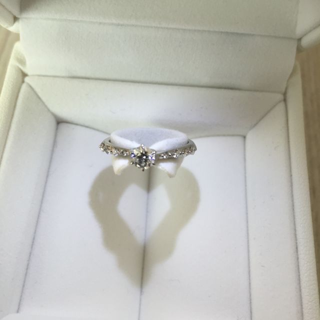 【STAR JEWELRY(スタージュエリー)の口コミ】 華奢なデザインのリングが欲しくて探していて見つけました。
細めのリング…