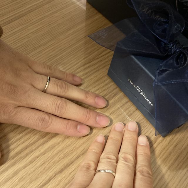 【銀座ダイヤモンドシライシの口コミ】 デザインも気に入りました。シンプルな指輪が欲しかったので、色々つけて…