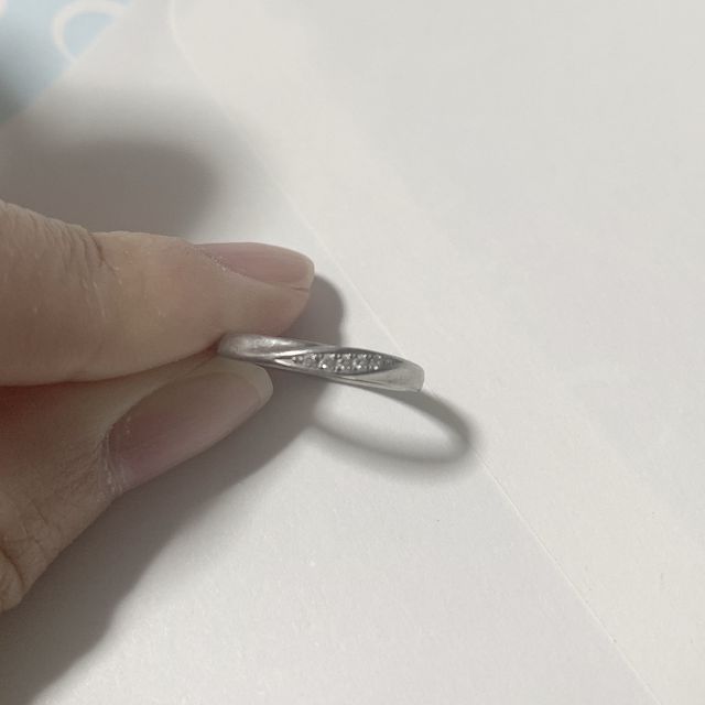 【4℃ BRIDAL(ヨンドシーブライダル)の口コミ】 シンプルかつダイヤも少し散りばめているのがよかったので、このデザイン…