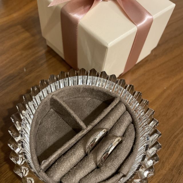 【アイプリモ(I-PRIMO)の口コミ】 ダイヤが３つ並んで入っているのがとても綺麗で
暗闇でもキラキラと綺麗に…