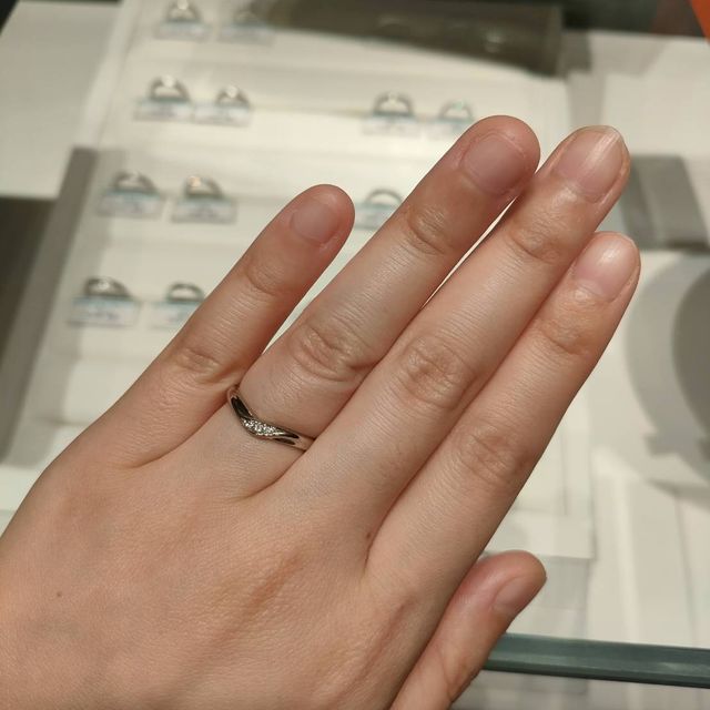 【銀座ダイヤモンドシライシの口コミ】 リングがVに字になっている事で指が細く長く美しく見えます。中央にダイヤ…