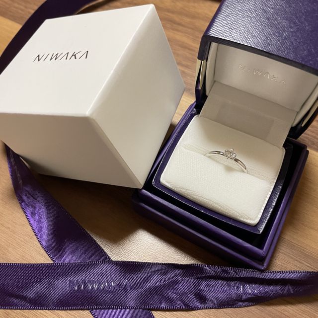 【俄(にわか)の口コミ】 結婚指輪と着けた時にも合わせやすいように、シンプルなデザインを選んで…