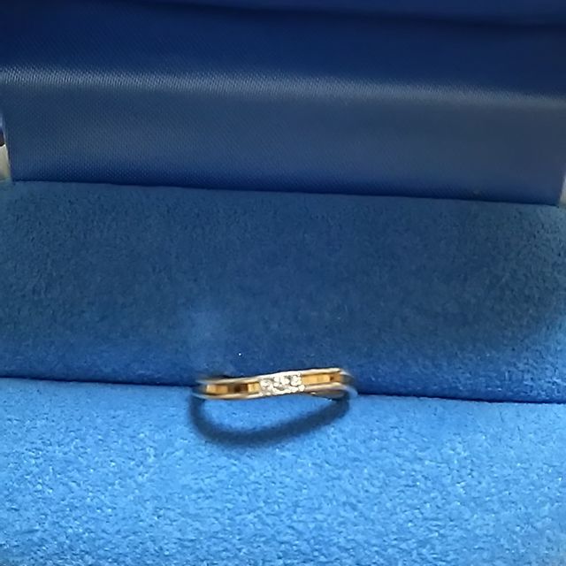 【銀座ダイヤモンドシライシの口コミ】 最初はストレートっておもいながら、指輪をさがしていたんですが、どのデ…