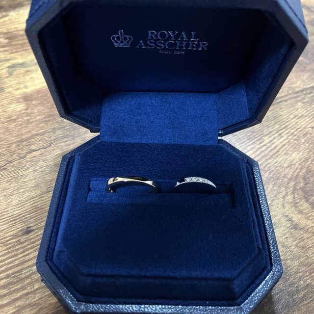 【ROYAL ASSCHER(ロイヤル・アッシャー)の口コミ】 結婚指輪は、ストレートの形に斜めにダイヤモンドが入っているものを希望…
