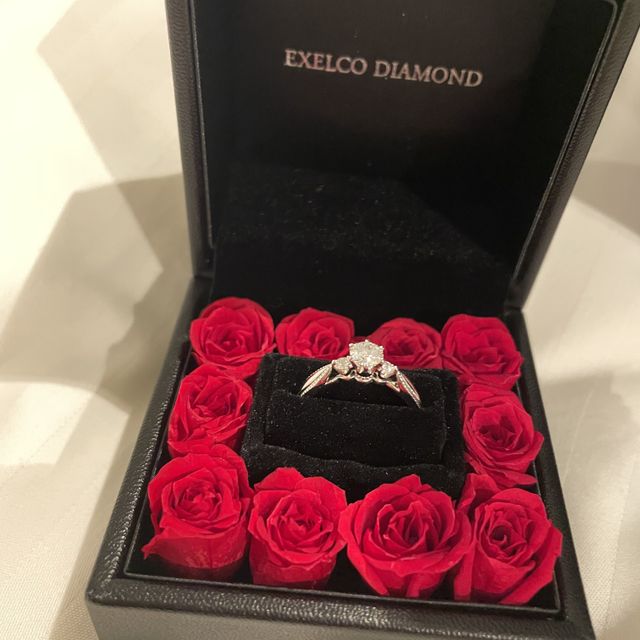 【エクセルコダイヤモンド(EXELCO DIAMOND)の口コミ】 センターと、サイドに一つづ付いているデザイン。
繊細なミル打ちが（リン…