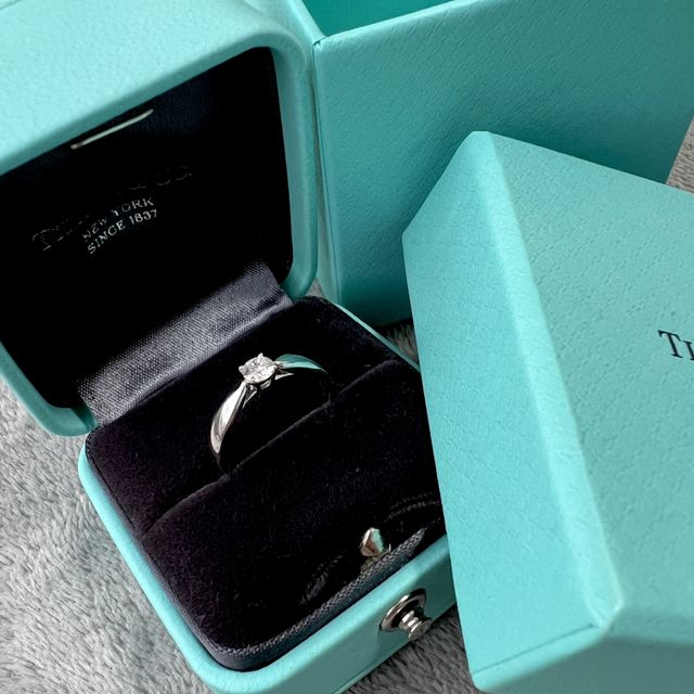【ティファニー(Tiffany & Co.)の口コミ】 婚約指輪はダイヤが1つで華やかさがあるものがよかったので、シンプルかつ…