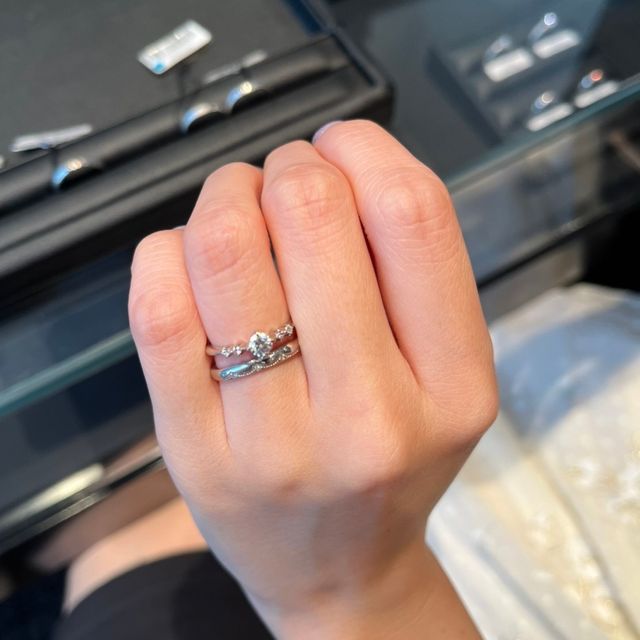 【エクセルコダイヤモンド(EXELCO DIAMOND)の口コミ】 ゼクシィで見てとても気になった指輪です！
メレダイヤモンドがぐるっと付…