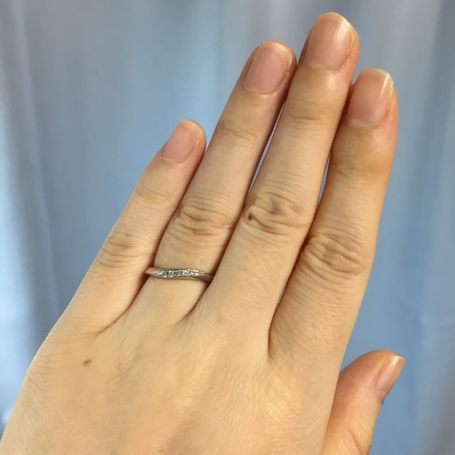 【ラザール ダイヤモンド(LAZARE DIAMOND)の口コミ】 中央にダイヤがあるので結婚指輪だけれど少し華やかに見えて綺麗だったた…