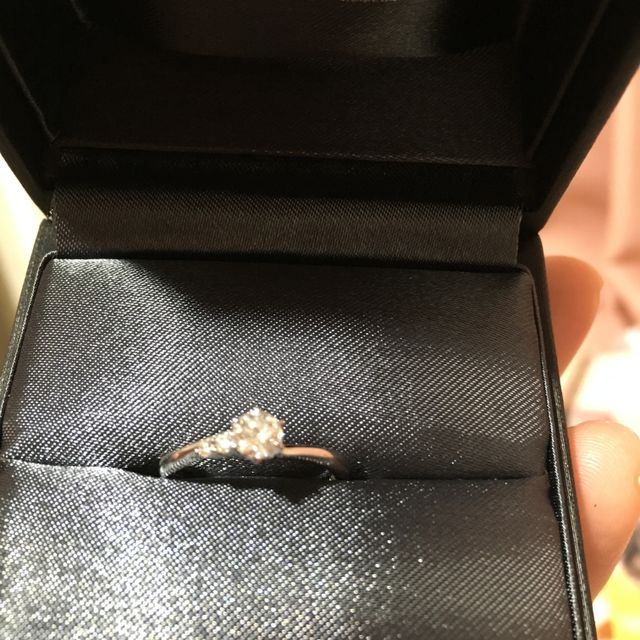 【ラザール ダイヤモンド(LAZARE DIAMOND)の口コミ】 あまりダイヤが大きすぎて派手なものも嫌だけれど、普通の真ん中にダイヤ…