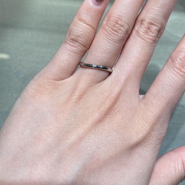 【アイプリモ(I-PRIMO)の口コミ】 指にフィットするウェーブタイプの指輪でした。
正面から見たときにストレ…