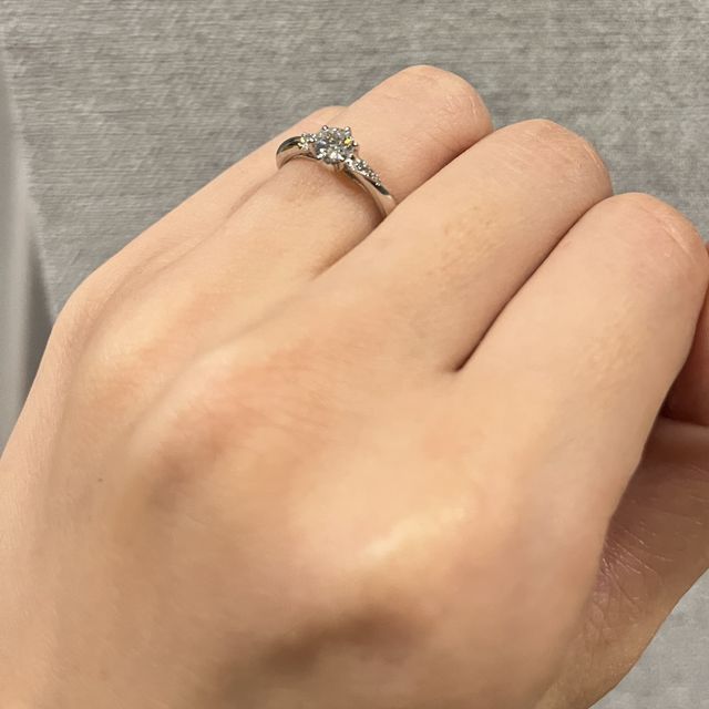 【銀座ダイヤモンドシライシの口コミ】 派手すぎずシンプルすぎないものが良かったので、アシンメトリーなデザイ…