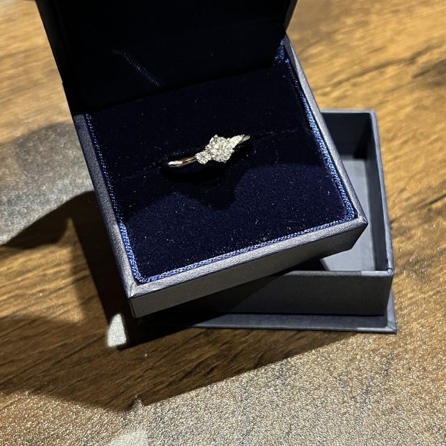 【銀座ダイヤモンドシライシの口コミ】 派手すぎずシンプルすぎないものが良かったので、アシンメトリーなデザイ…