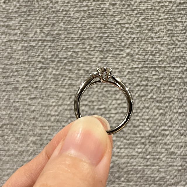 【銀座ダイヤモンドシライシの口コミ】 派手すぎずシンプルすぎないものが良かったので、アシンメトリーなデザイ…