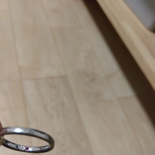 【TRECENTI(トレセンテ)の口コミ】 シンプルなデザインです。
誕生日石、双子ダイヤを入れて私の指輪は約15万…