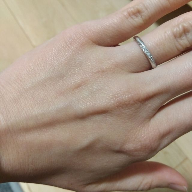 【TRECENTI(トレセンテ)の口コミ】 シンプルなデザインです。
誕生日石、双子ダイヤを入れて私の指輪は約15万…