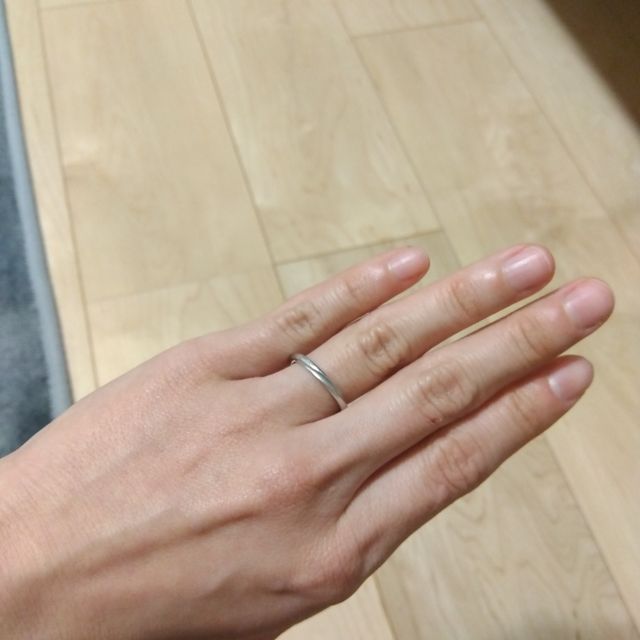 【TRECENTI(トレセンテ)の口コミ】 シンプルなデザインです。
誕生日石、双子ダイヤを入れて私の指輪は約15万…