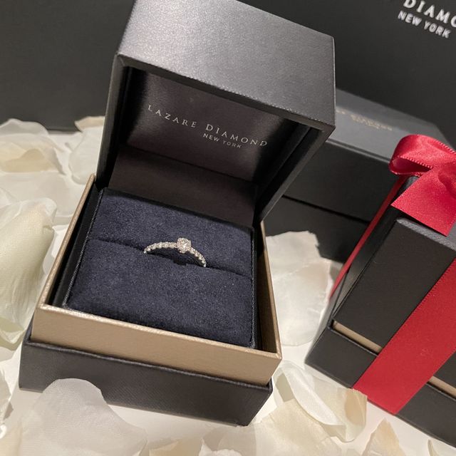 【ラザール ダイヤモンド(LAZARE DIAMOND)の口コミ】 ・デザイン
・ダイヤモンドの輝き
・婚約指輪と結婚指輪を重ね付けした際…