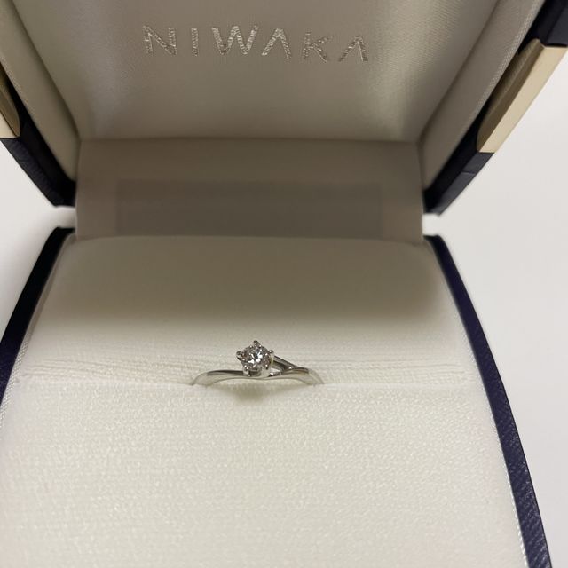 【俄(にわか)の口コミ】 デザインに一目惚れしました。
ダイヤのカットもすごく繊細で輝きも素敵で…