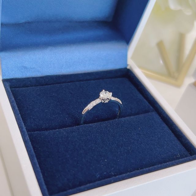 【HOSHI no SUNA 星の砂(ほしのすな)の口コミ】 指輪は恋人か好きそうなシンプルなデザインであったこと
結婚指輪と重ねづ…