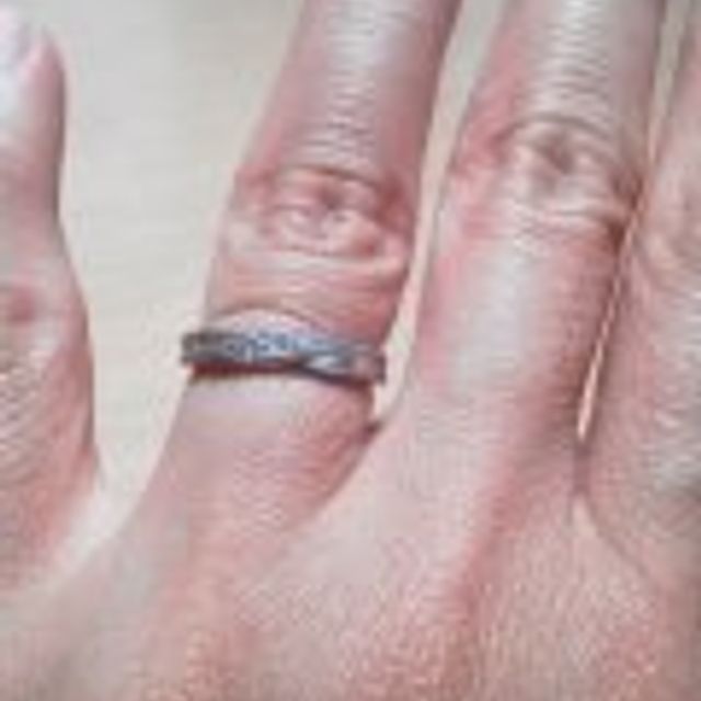 【銀座ダイヤモンドシライシの口コミ】 婚約指輪はダイアモンドがたくさん付いているタイプのものを頂いたので、…