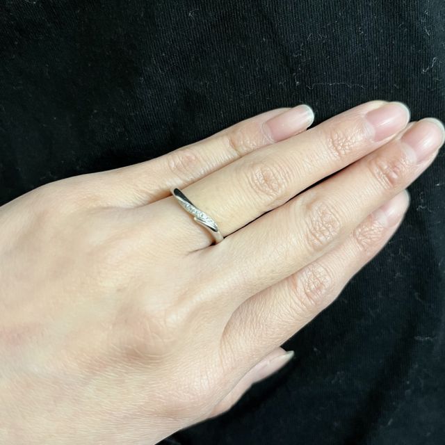 【アイプリモ(I-PRIMO)の口コミ】 キラキラとした小さいダイヤが入っていて一目惚れしました。手を動かした…