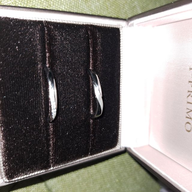 【アイプリモ(I-PRIMO)の口コミ】 シンプルすぎず、派手すぎずの物を探していました。こちらはダイヤが斜め…